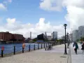 Vue des docks de Liverpool, idéale pour visiter Liverpool en 1 jour. Bâtiments historiques et modernes, promenade animée.
