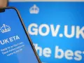 Un téléphone affiche "UK ETA" pour une autorisation de voyage électronique, un peu comme un passeport pour Edimbourg.