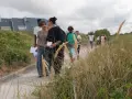 Des enfants en colonie de vacances en Indre-et-Loire profitent d'une promenade éducative dans un paysage verdoyant.