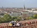 Des souris en peluche profitent de la vue panoramique sur Turin, parfait pour un séjour de 3 jours. La Mole Antonelliana domine le paysage urbain.