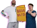 Un homme et une femme tiennent un panneau jaune avec "BILAN BAFD" écrit dessus.