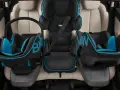 Trois sièges auto pour enfant, noir et bleu, installés sur des sièges en cuir clair. Le transport enfant en voiture est sécurisé.