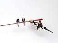 Trois figurines assises sur les aiguilles d'une horloge, symbolisant l'équivalence BAFD et la gestion du temps.