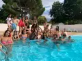 Des jeunes profitent d'une journée ensoleillée à la piscine d'une colonie de vacances à Argeles sur Mer.
