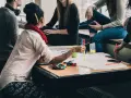Groupe d'étudiants en formation uc direction bpjeps, travaillant sur un projet créatif avec des feutres et des schémas.