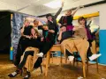 Des jeunes acteurs en costumes colorés, prêts pour une pièce de théâtre. Une joyeuse colonie de vacances artistique !
