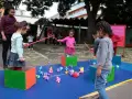 Des enfants s'amusent à la pêche aux canards dans un centre de loisirs avant 3 ans.