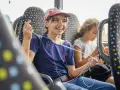 Deux enfants créatifs dans un bus, s'adonnant à une activité manuelle. Une belle illustration de l'éducation populaire en mouvement.