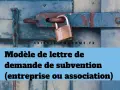 Modèle de lettre de demande de subvention mairie pour association. Un cadenas ferme une porte bleue délavée, symbolisant l'accès aux fonds.