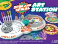 Station d'art rotatif Crayola avec marqueurs, encres et disques pour créer des spirales colorées.