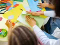 Exemple de projet d'animation en centre de loisirs : des enfants créent des formes colorées en papier.