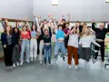Des jeunes sautent de joie, célébrant la fin de leur programme BAFA formation générale.