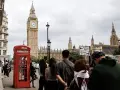 Cabine téléphonique rouge, Big Ben et touristes à Londres.