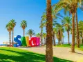 Bienvenue à Salou, Espagne ! Un endroit parfait pour une colonie de vacances ensoleillée, avec ses palmiers et son panneau coloré.