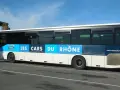 Un bus "Les Cars du Rhône" stationné, illustrant la réglementation transport interurbain de voyageurs.