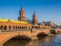 Pont Oberbaum à Berlin, avec un train jaune passant. Idéal pour un séjour à Berlin en 5 jours.