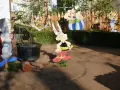 Des personnages d'Astérix et Obélix en carton, comme s'ils avaient décidé de fabriquer un menhir en carton pour le village.