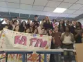 Un groupe d'étudiants pose derrière une banderole "BAFA" décorée de dessins et de fleurs.