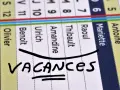 Calendrier avec noms et le mot "VACANCES" écrit à la main.