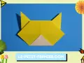 Chat en origami jaune sur fond bleu, entouré de décorations colorées.