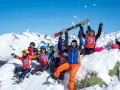 Enfants joyeux en ski, ski, et moniteur lors d'un bafa stage d'approfondissement en montagne.