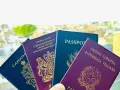 Plusieurs passeports (Canada, Royaume-Uni, UE, Italie) tenus devant un paysage urbain flou.
