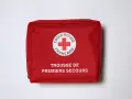 Trousse de premiers secours rouge de la Croix-Rouge Française, idéale pour le contenu trousse de secours jeunesse et sport.