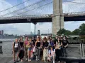 Groupe de jeunes devant le pont de Brooklyn à New York.