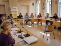 Réunion de travail sur le plan canicule. Un assistant sanitaire prépare la mobilisation, la solidarité et la prévention.