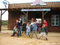 Groupe d'enfants devant un bureau de shérif western.