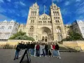 Groupe d'adolescents devant le Natural History Museum de Londres.