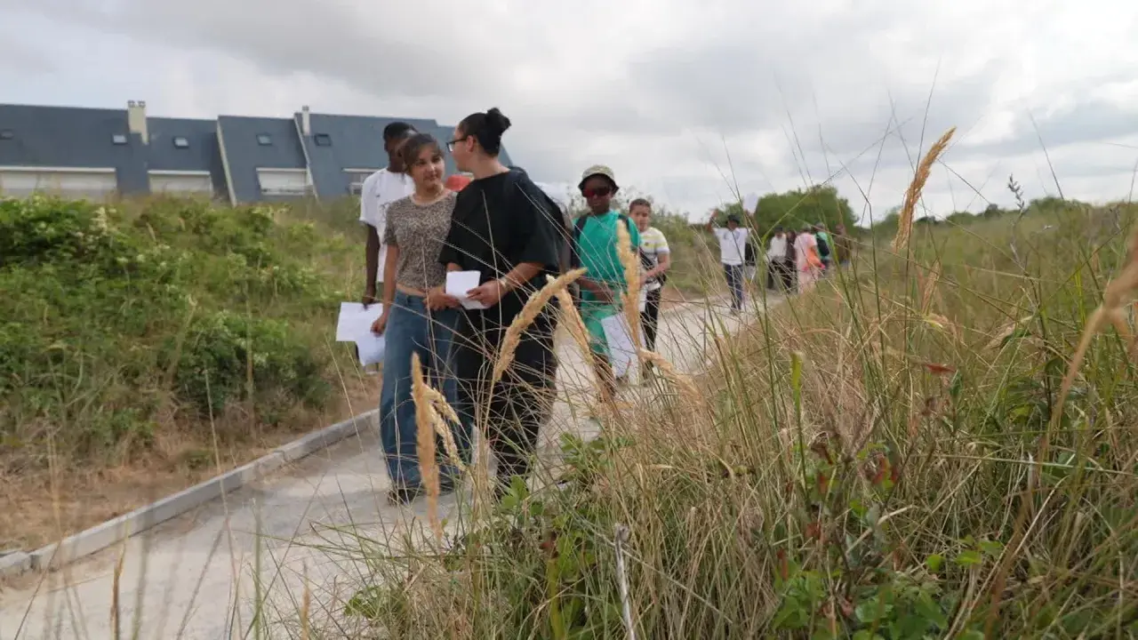 Des enfants en colonie de vacances en Indre-et-Loire profitent d'une promenade éducative dans un paysage verdoyant.