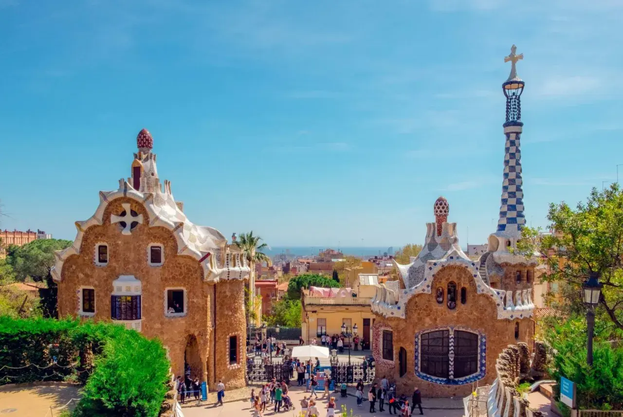 Parc Güell à Barcelone, un lieu idéal pour un voyage scolaire en Espagne. Prix abordables pour découvrir l'architecture de Gaudí.