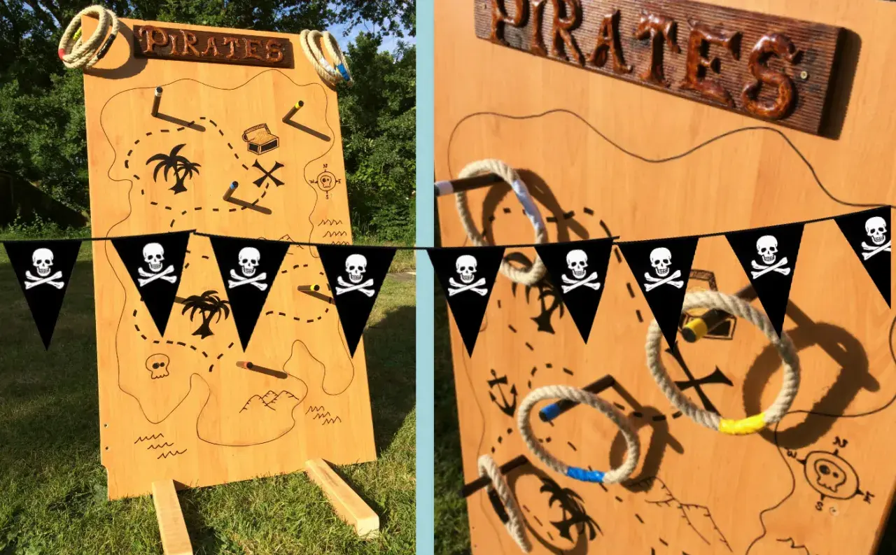 Jeu de kermesse à fabriquer gratuit : un panneau en bois décoré d'une carte au trésor pirate, avec des anneaux à lancer.