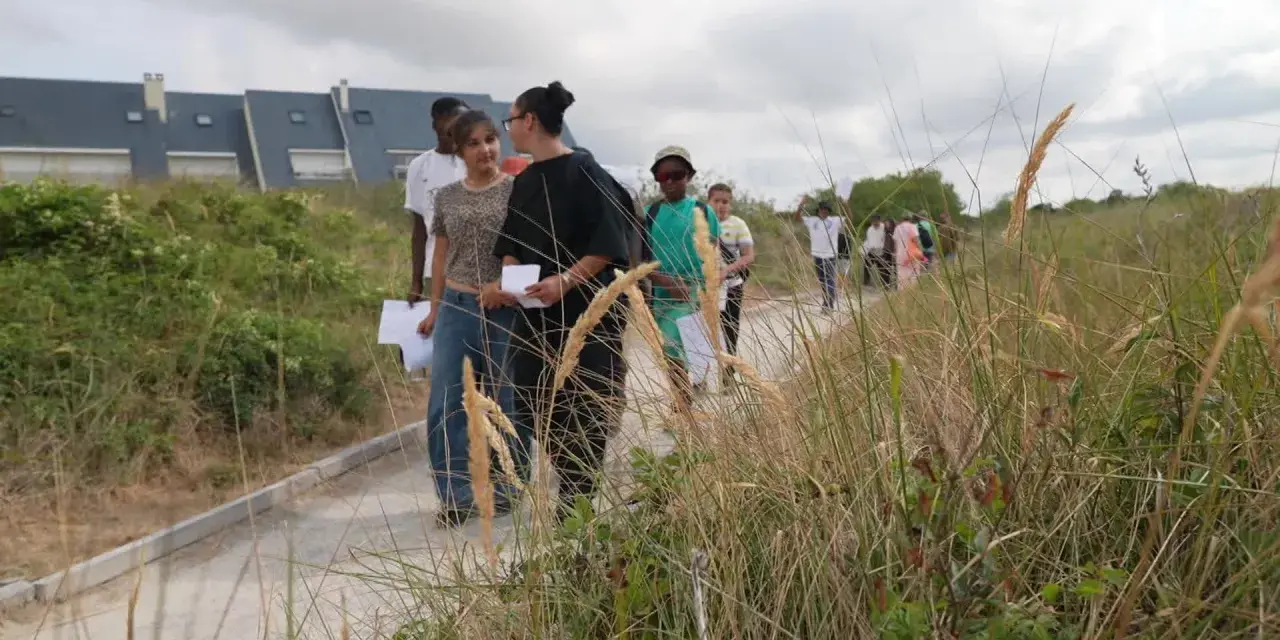 Des enfants en colonie de vacances en Indre-et-Loire profitent d'une promenade éducative dans un paysage verdoyant.