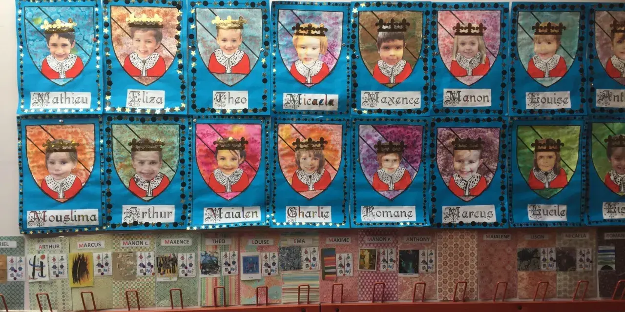 Portraits d'enfants couronnés, résultat d'une activité manuelle moyen âge maternelle. Chaque enfant est représenté sur un blason.