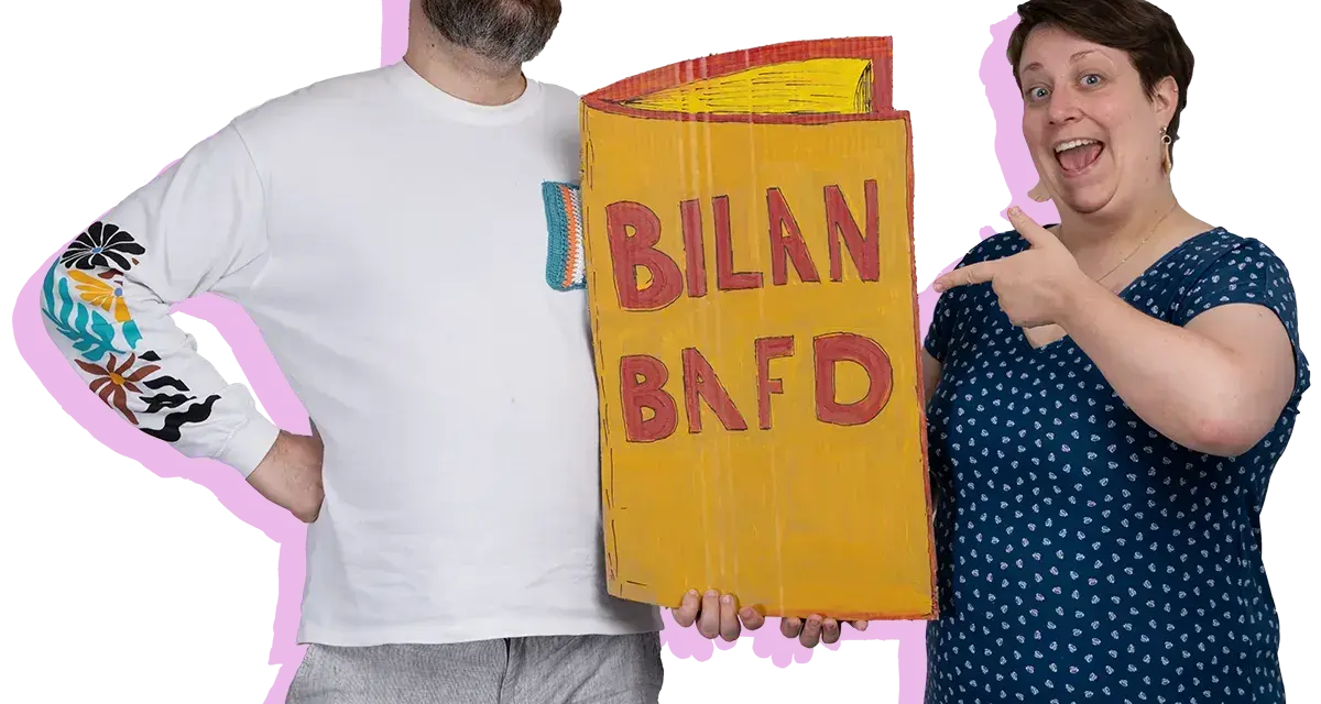 Un homme et une femme tiennent un panneau jaune avec "BILAN BAFD" écrit dessus.
