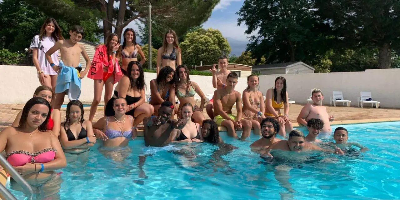 Des jeunes profitent d'une journée ensoleillée à la piscine d'une colonie de vacances à Argeles sur Mer.