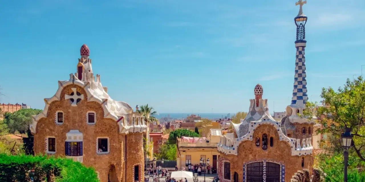 Parc Güell à Barcelone, un lieu idéal pour un voyage scolaire en Espagne. Prix abordables pour découvrir l'architecture de Gaudí.