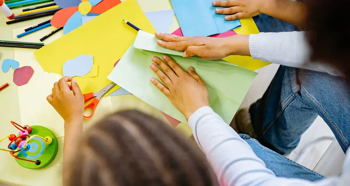 Exemple de projet d'animation en centre de loisirs : des enfants créent des formes colorées en papier.