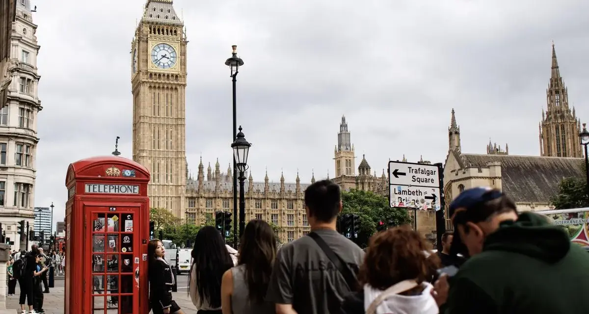 Cabine téléphonique rouge, Big Ben et touristes à Londres.