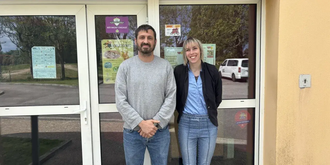 Le directeur du centre de loisirs et une collègue souriants devant l'entrée.