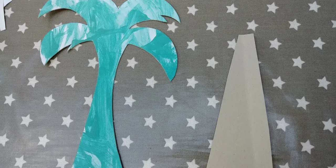 Palmier en carton turquoise et pièce de support beige sur fond étoilé.