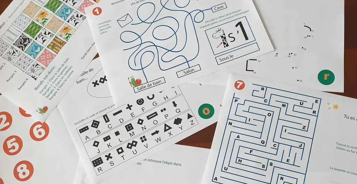 Jeux et énigmes pour un enfant de 12 ans : labyrinthes, rébus, codes secrets et jeux de piste pour une chasse au trésor amusante.