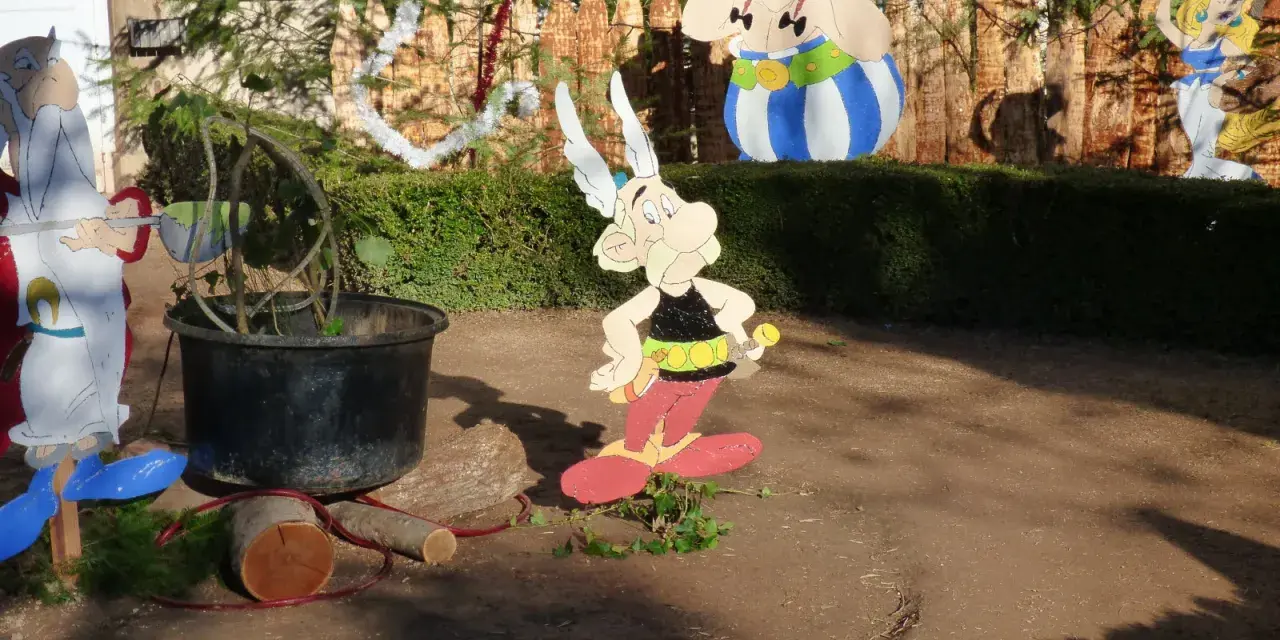 Des personnages d'Astérix et Obélix en carton, comme s'ils avaient décidé de fabriquer un menhir en carton pour le village.