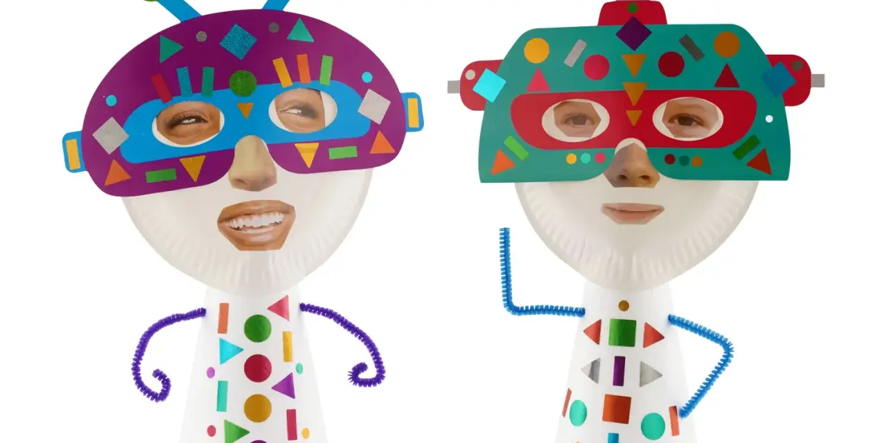 Deux masques de super-héros faits main avec des visages d'enfants, décorés de formes colorées.