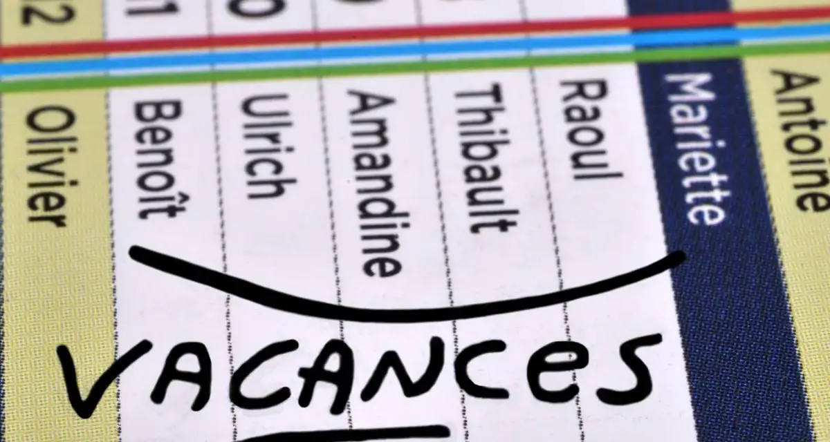 Calendrier avec noms et le mot "VACANCES" écrit à la main.
