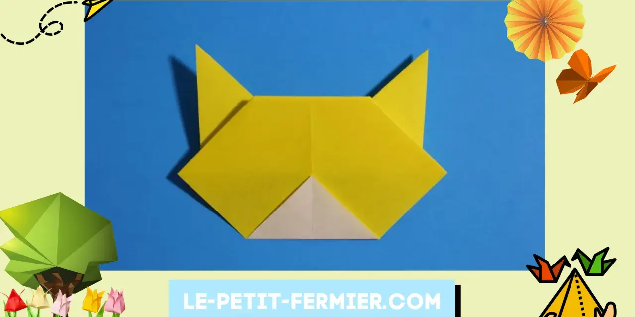 Chat en origami jaune sur fond bleu, entouré de décorations colorées.