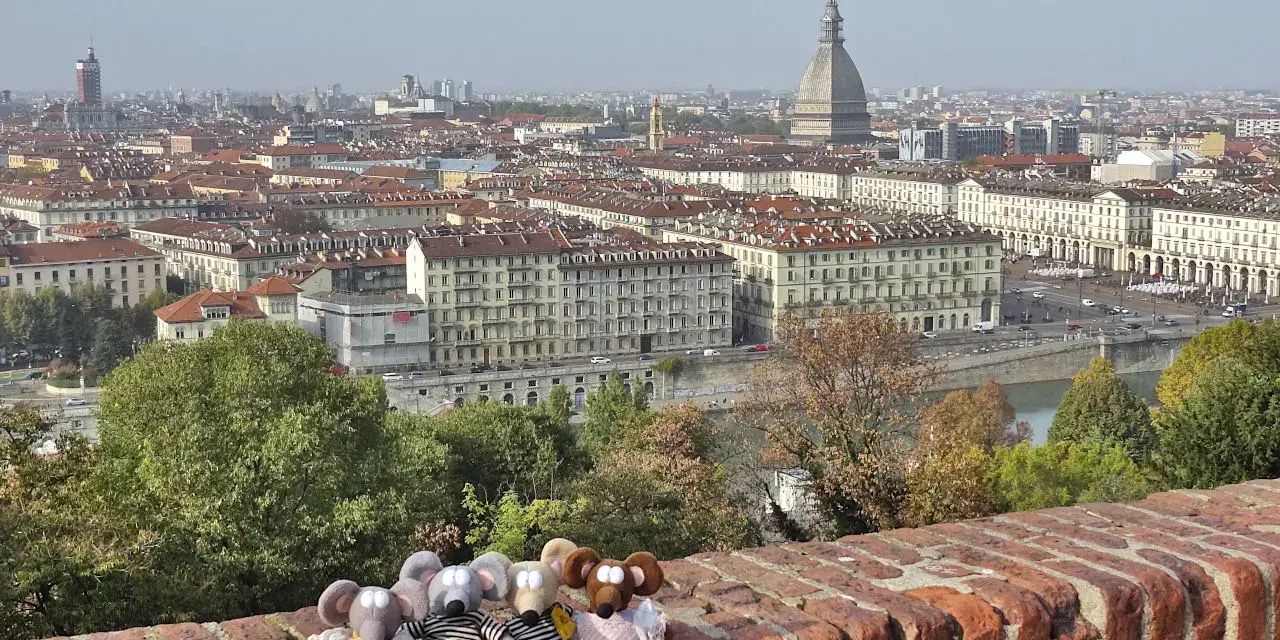 Amis souris prêts à visiter Turin en 3 jours, avec la Mole Antonelliana en arrière-plan.