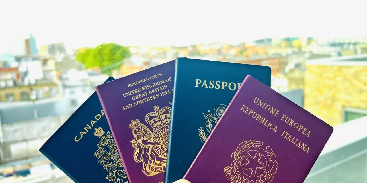 Plusieurs passeports (Canada, Royaume-Uni, UE, Italie) tenus devant un paysage urbain flou.